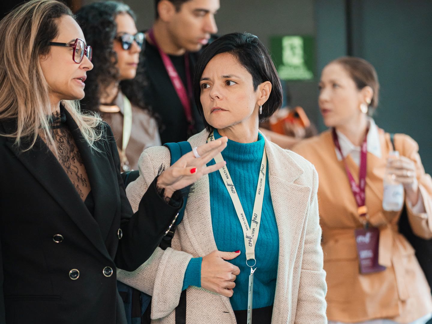 Amanda Andrade conversando con asistentes durante un evento presencial de la industria