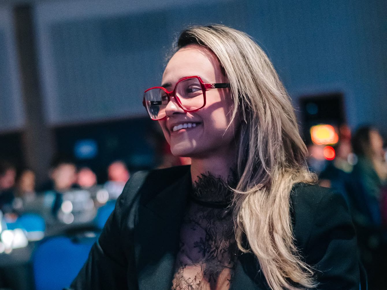 Amanda Andrade sonriendo entre el publico de un evento del sector digital